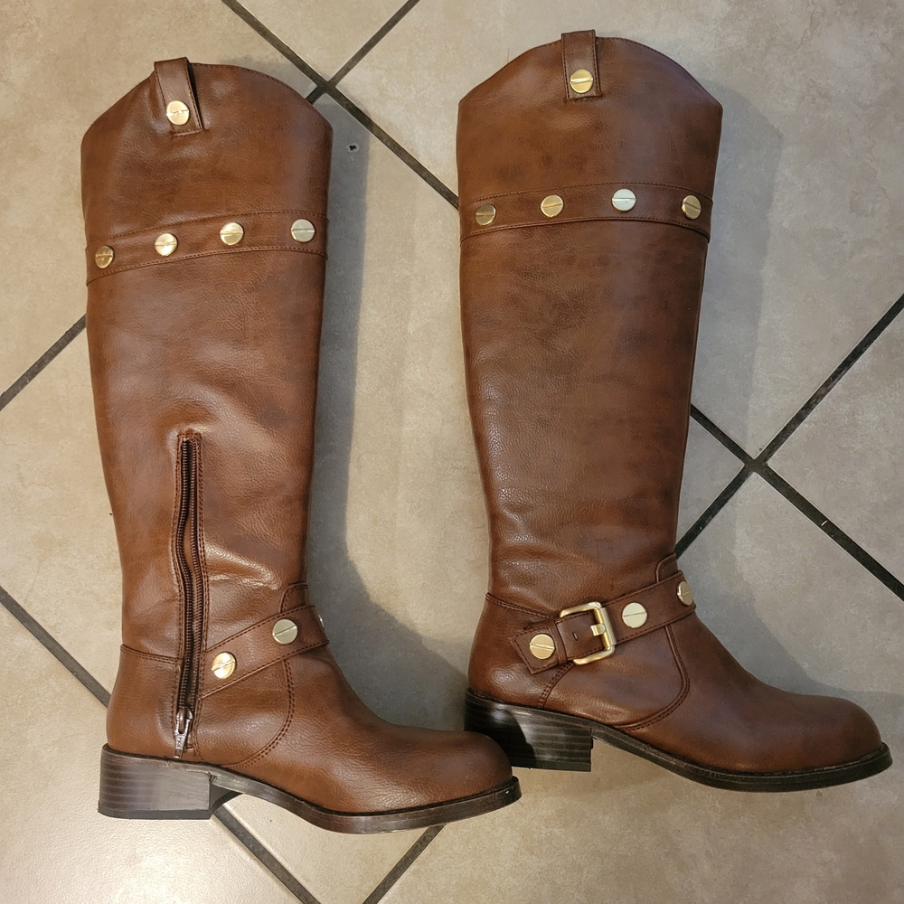Elegant Brown Heeled Boots with Gold Details